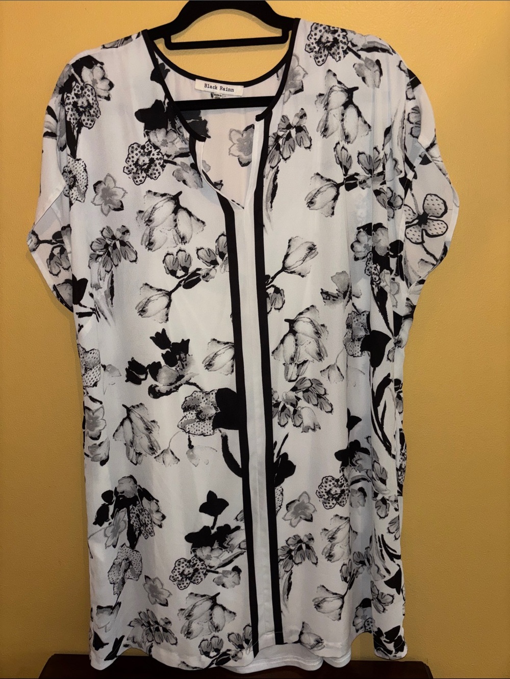 Black Rainn White and Black Floral Short Sleeve Tunic